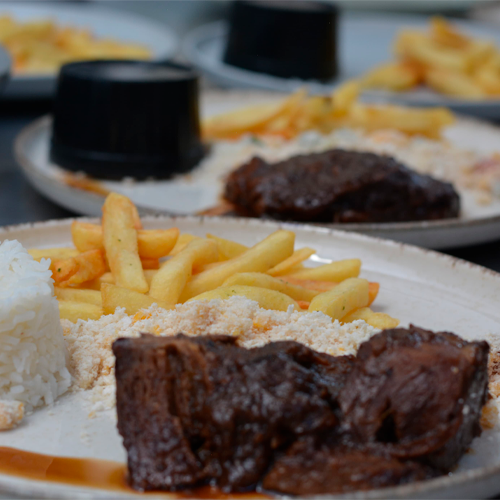 Picanha ao ponto com arroz, farofa e batatas fritas