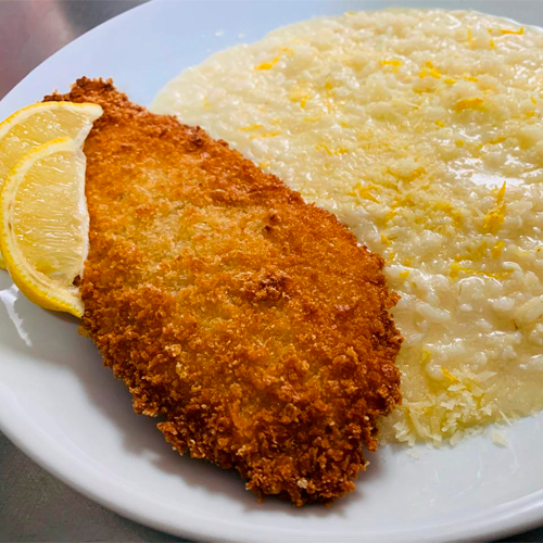 Filé à milanesa dourado com risoto de limão siciliano