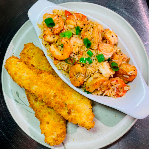 Filé de peixe empanado com arroz de camarão