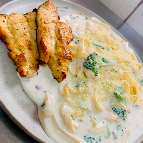 Fettuccine ao molho branco com brócolis e filés grelhados