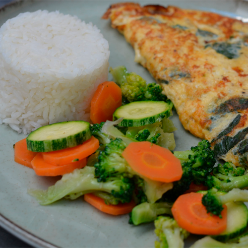 Filé de peixe grelhado com arroz e legumes salteados